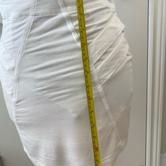 White stretch BCBG skirt- New without tag - Picture 5 of 10